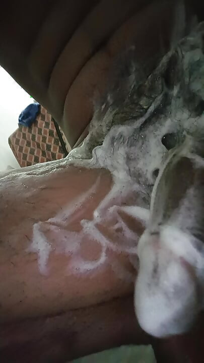 Joven celebridad con polla apretada disfruta de la masturbación