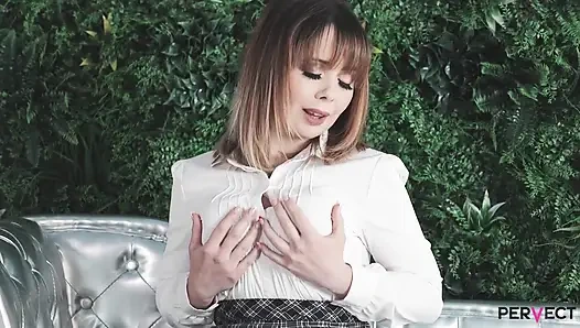 Cherry English соблазняет тебя