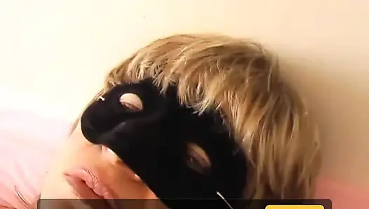 Amatör sarışın orta yaşlı seksi kadın dildoyla sikişiyor... göte boşalma