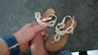 Éjacule sur ses belles sandales d'été