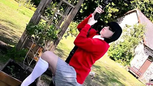 Natahlia Steel'in yer aldığı kırmızı üniformalı video