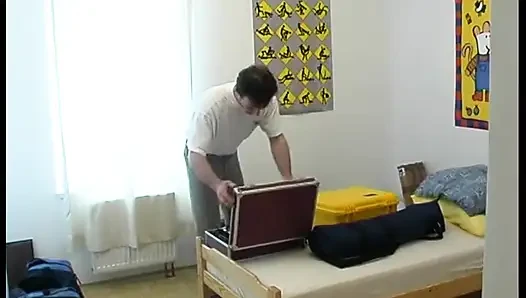 Vollbusige blonde reife wird auf dem bett gebohrt