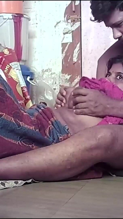 Moment envoûtant de « La femme au foyer desi indienne sexy et baisers housband »