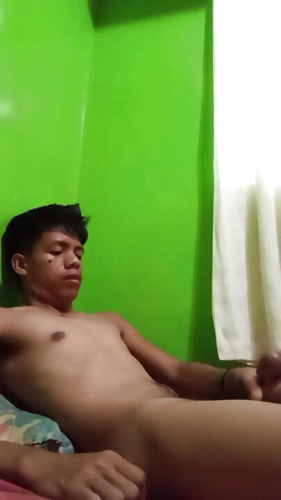 Philippino Twink Boy Jerks off in Bed, Huge Cumshot!
