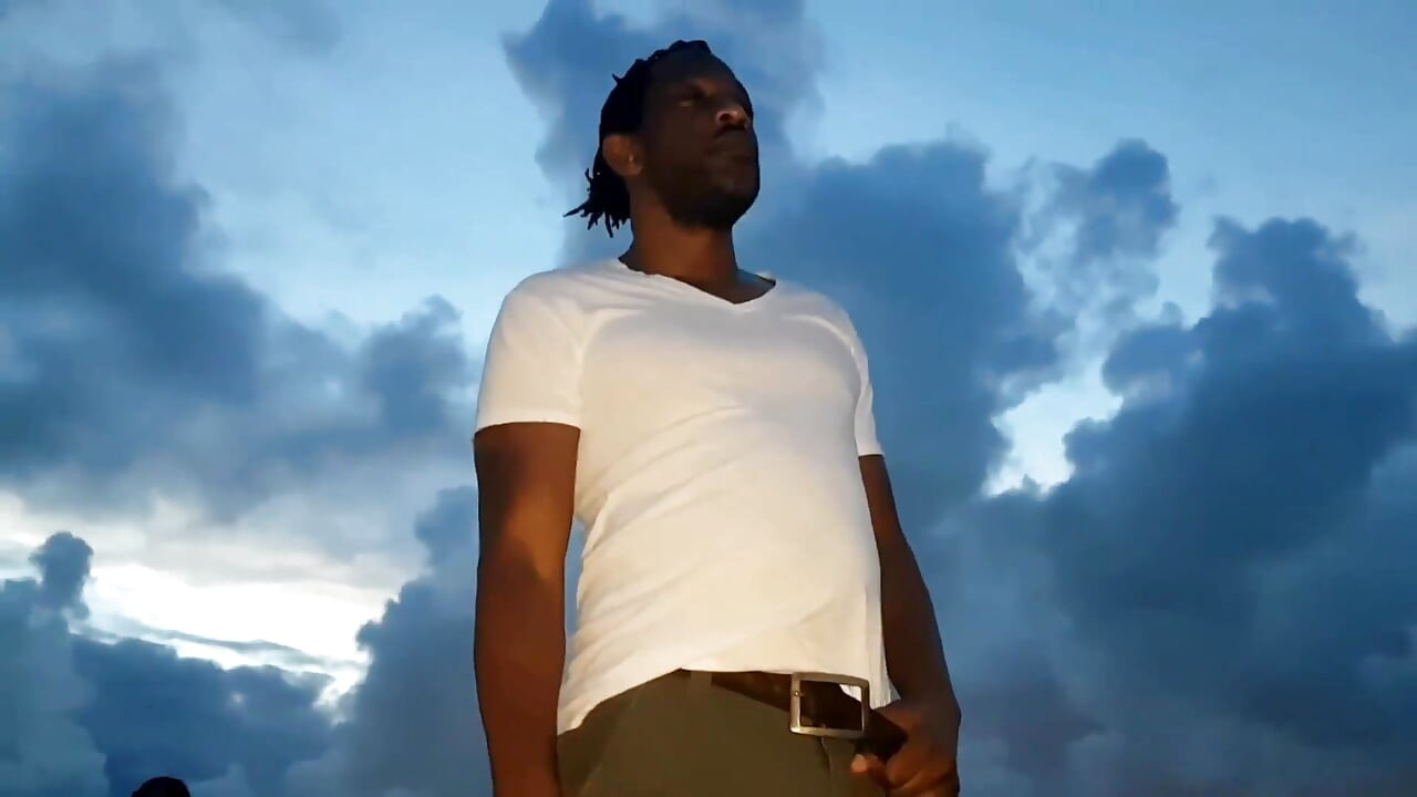 Am găsit un dorado american pe plajă, Rio de Janeiro l-am dus acasă și i-am dat vaginul