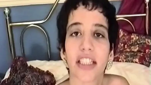 Cewek hot rambut cokelat lagi asik bugil di ranjang sambil bugil