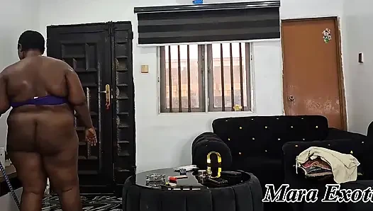 Tante semok kulit hitam lagi bersih-bersih sambil bugil