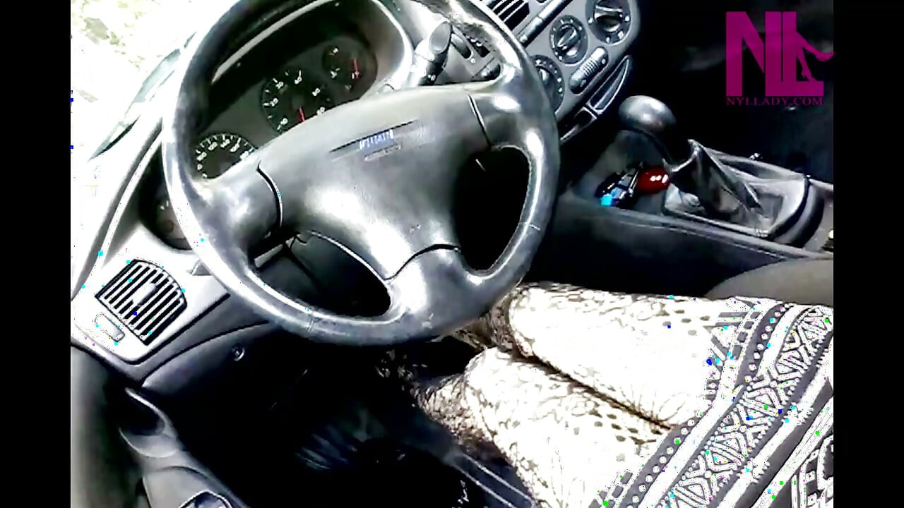 Siyah çiçek fileli seksi pedal pompalıyor
