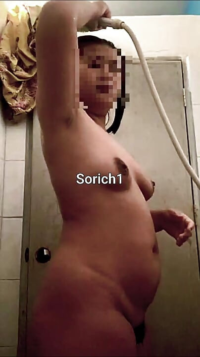 Minha esposa está tomando banho. Eu a estou assistindo secretamente.