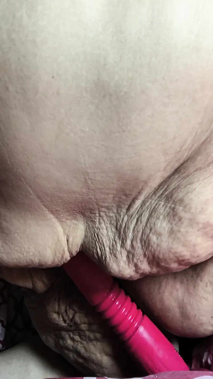 奶奶 Ain't Rocking，但对她的孙子，她是一个鸡巴 Hoppin