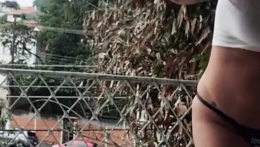 Dai Belan und ich, fast nackt, wie wir den Balkon der Wohnung waschen und die Nachbarn beobachteten uns