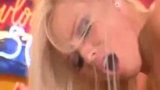 Горячая крошка-блондинка Brea Bennet - хардкорный секс