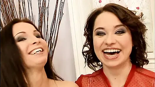 Edepsiz lezbiyenler büyük amlarına yumruk sokmanın tadını çıkarıyor