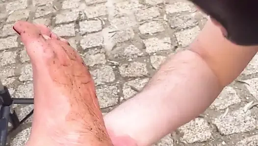 Membersihkan kakiku yang kotor...