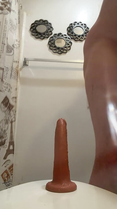 बबल बट डिल्डो की सवारी करता है