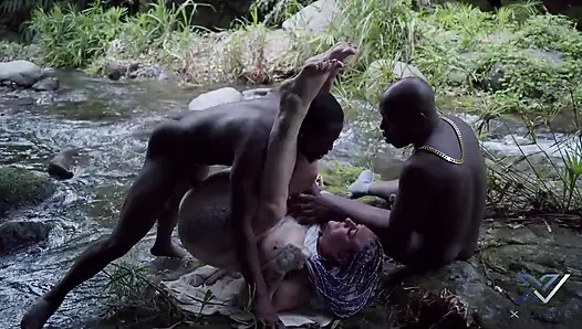 Туристку спустил хуй 2 черных члена