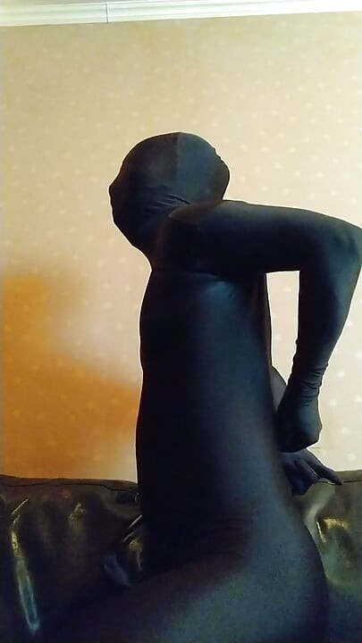 I masturbated comfortably with no makeup, muzzle and nose hook, and full body tights!