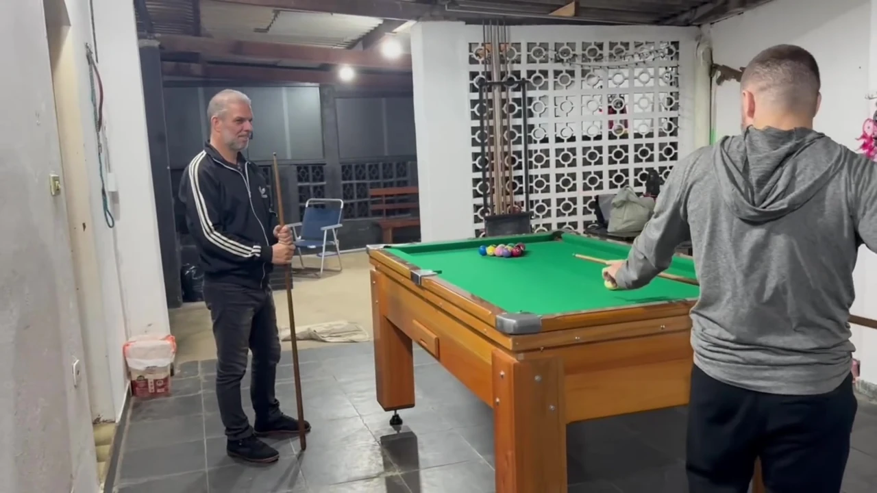 Sr Carmona ve Victor Ferraz çıplak bilardo oynuyor