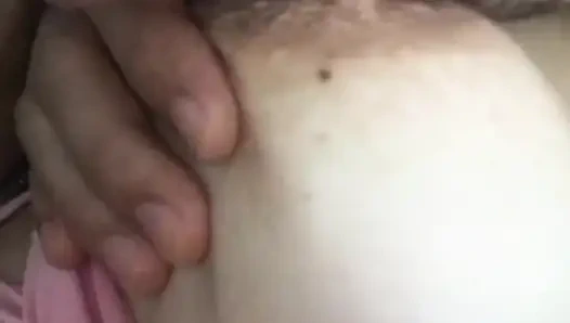 Mein Mann ist süchtig danach, meine großen natürlichen Brüste zu lutschen, deshalb stille ich ihn jeden Morgen