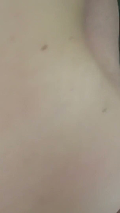O tânără reală de 18 ani suge pula și se fute pe Tinder cu o pulă neagră sub birou în timp ce se joacă | Clip 2