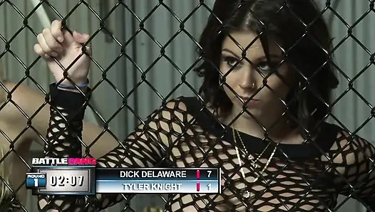 Sarışın sürtük büyük bir yarak için bacaklarını genişletiyor