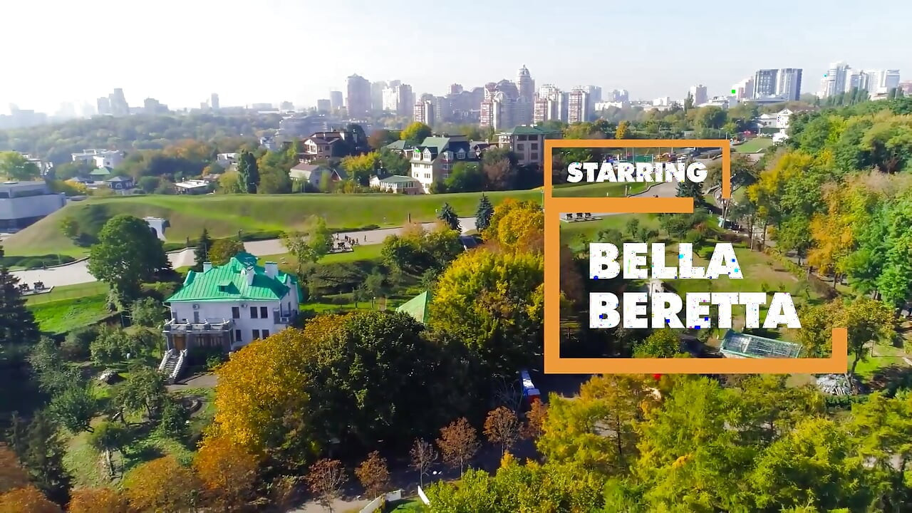 POV - Bella Beretta grote clitoris schatje opent wijd voor pik en klaarkomen