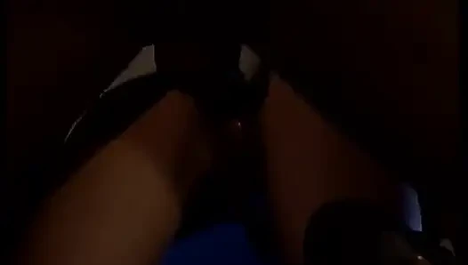 Lustvolles küken mit verbundenen augen würgt an einem mutierten schwanz und wird dann gefickt