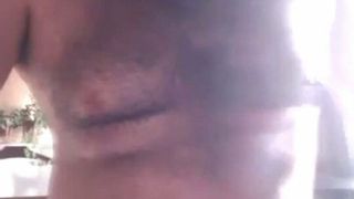 Un băiat dolofan păros ejaculează pe videochat