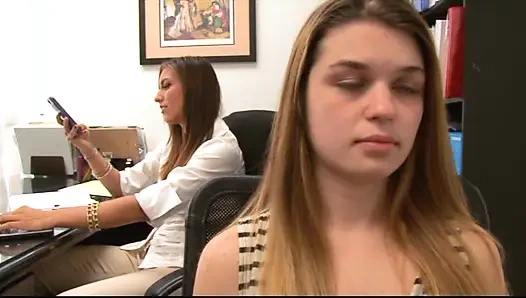 Heißes verrücktes Scissoring im büro!