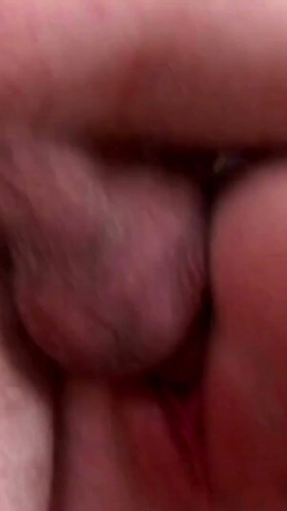 Hete brunette met strakke kut studenten wordt hard geneukt door een vriend met een grote pik om een klaarkomen in het gezicht en een orgasme te krijgen | Clip 2