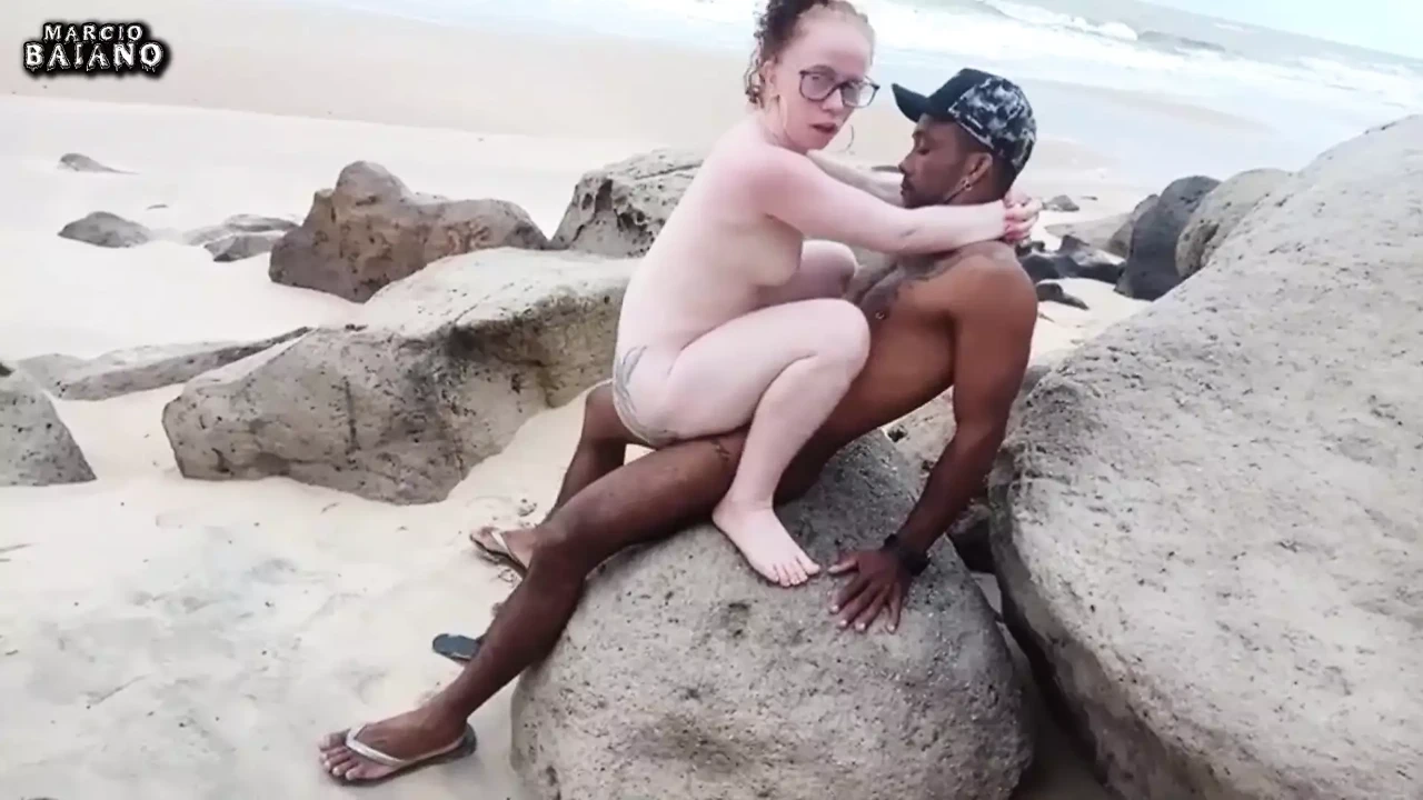 操在一个荒凉的裸体主义者海滩上最好的性爱，从来没有在户外见过