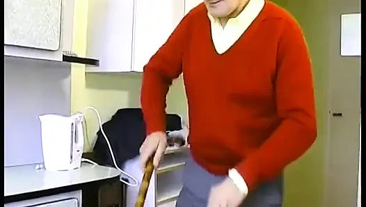 Güzel bir evli kadın kocasının önünde dedesine teklif ediyor!
