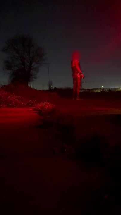 Drkanje ceste u čarapama za tijelo. Automobili u prolazu