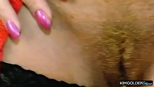 Blonde Schoenheit in Rot masturbiert leidenschaftlich