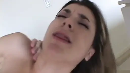 Ateşli sarışın genç kız masaj masasında sikiliyor