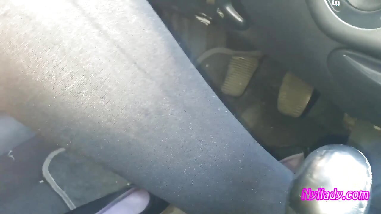 Nyllady kör och revving her bravo i högklackade stövlar och svarta balettlägenheter