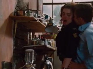 Anne Hathaway nua e cena de sexo