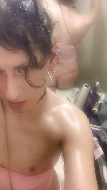 Oleada suada trans puta em pingando rosa precum imaginando vibrador é o pau duro de um homem