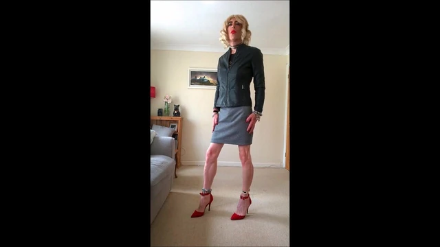 Showin of new sexy skirt and crop top