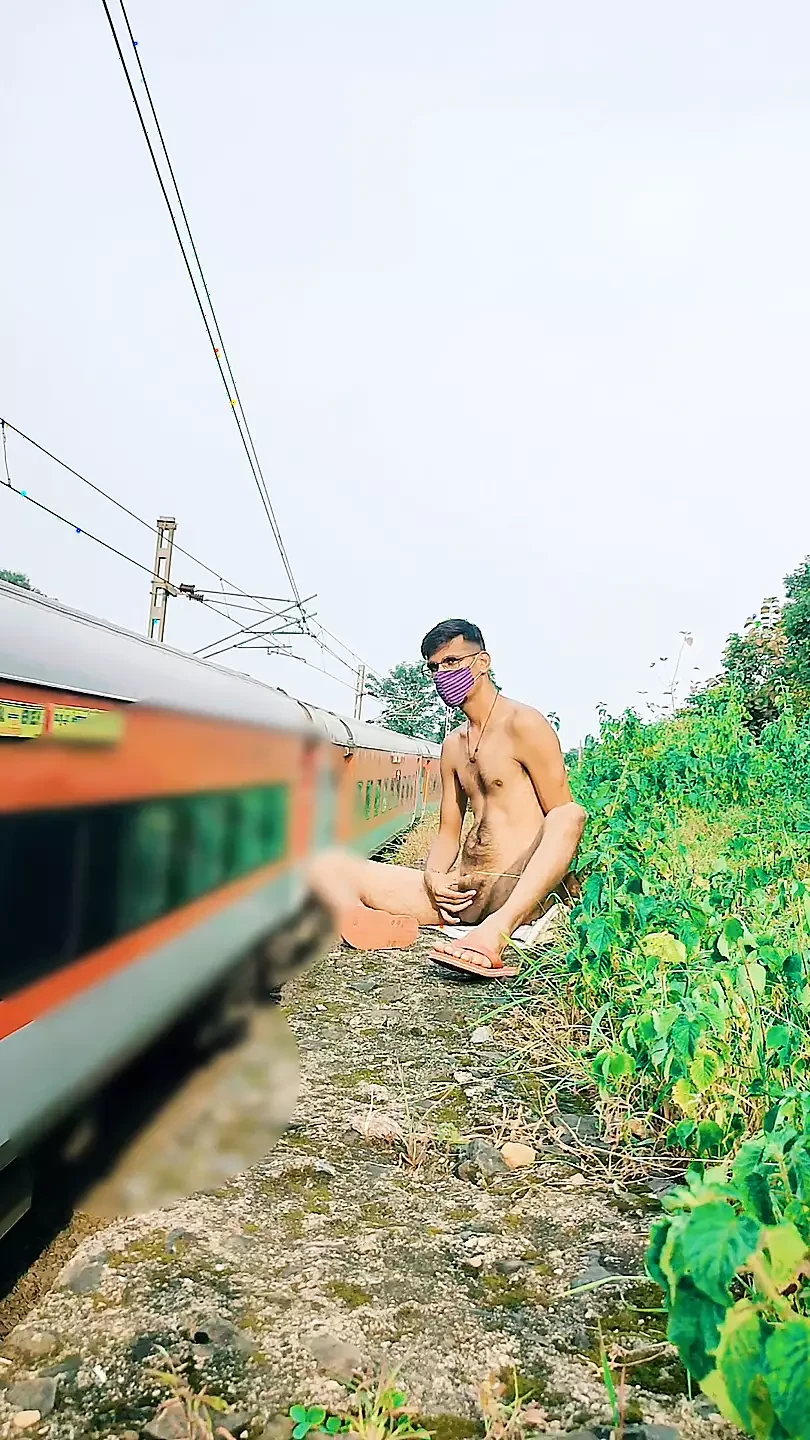 Sesso davanti al treno sexy ragazzo gay nudo