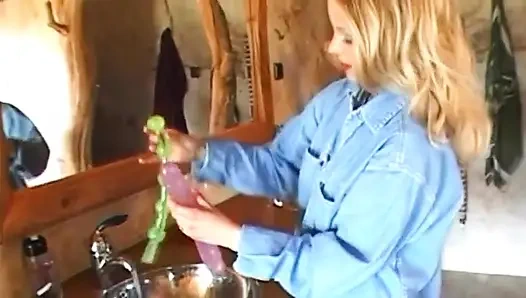 Mädchen lieben es, schwänze zu essen und von riesigen schwänzen in den arsch gefickt zu werden