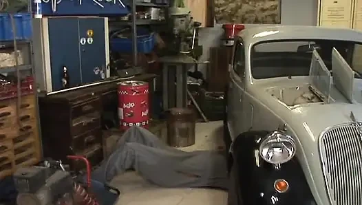 Perfekte brünette schlampe von einem mechaniker arschgefickt