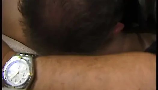 Küçük memeli esmer klasik sürtük zevkli bir sakso çekiyor