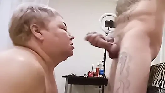 Schlampe verlor sich bei karten und gibt mir einen blowjob