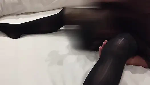 Ich wurde von Cunnilingus zum Abspritzen gebracht, während ich 69 einen Schwanz in meinen Mund halten musste. Wirst du von glänzenden strumpfhosen aufgeregt?