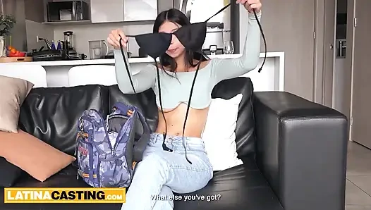 Memek sempit gadis latina dengan pantat bahenol dientot habis-habisan di ruangan casting bokep pertamanya