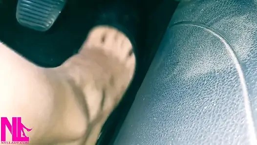Barefeet'te siyah deri dairelerde canlanıp araba sürüyor