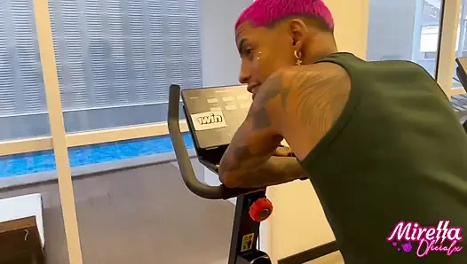 Я — худая силиконированная девушка из Smart Fit