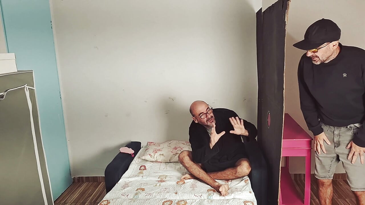 Куколд Жартує З Дружиною З Зав'язаними Очима, Яку Називають Другом У Час Сексу!