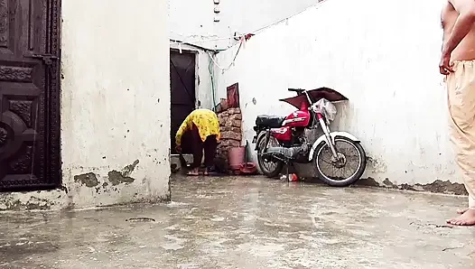 Barsaat ke mausam mein chute lagwane ka Apne maja hai barsat ke mausam mein gand Marne ka apna Maja
